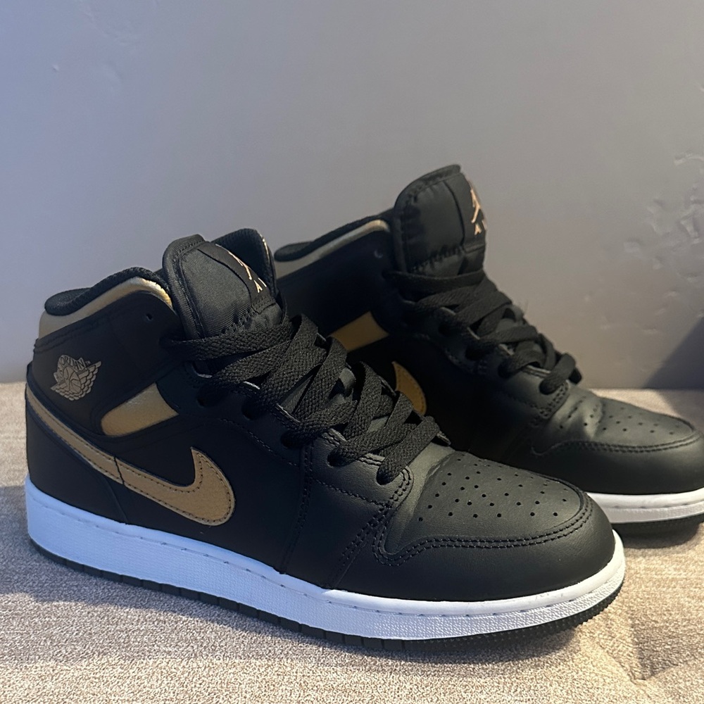 Nike Men's Black and Gold Sneakers